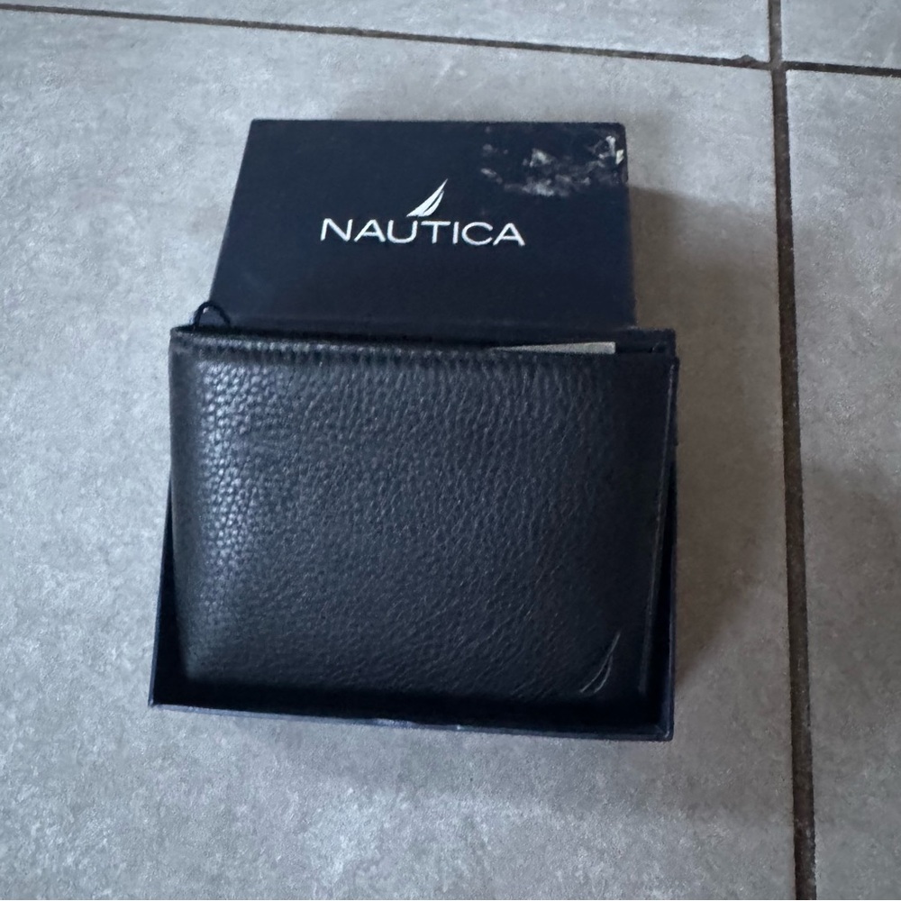 NEW Nautica Pebbled Black Leather Wallet